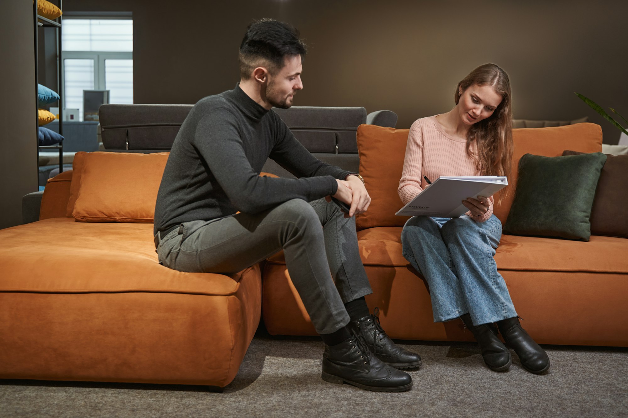 Concentrated furniture buyer setting signature to document